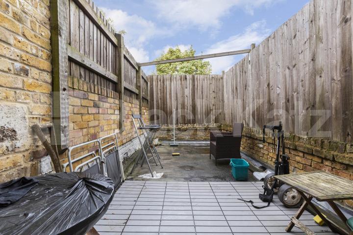 Top floor 3 bedroom property with roof terrace located close to Northern Line Davenant Road, Archway